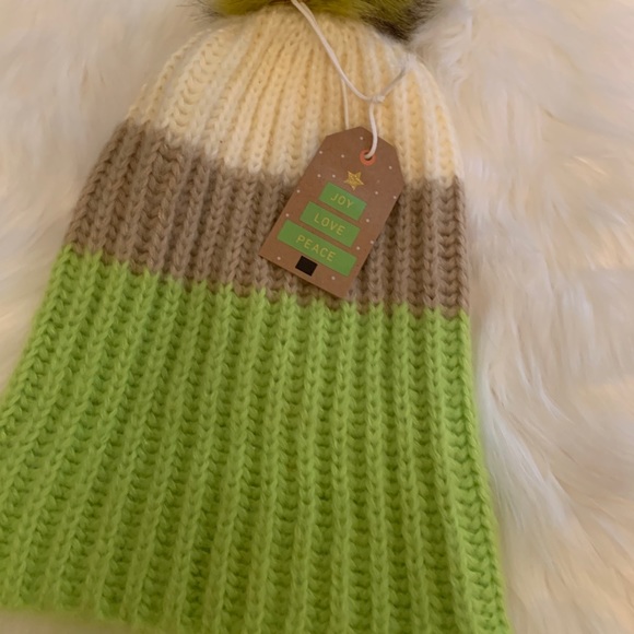 ✨NWT forever21 faux fur Pom Pom winter hat OS - Picture 3 of 4